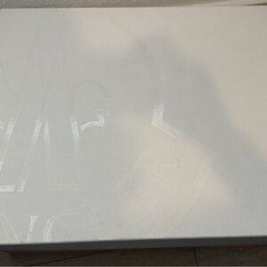 White Shiny Logo Box

2 dust bags
Moncler card
black laces
model label